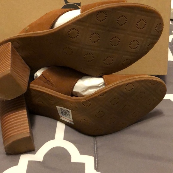 **24 Hour Sale**NWOT Ugg clogs - Picture 4 of 6